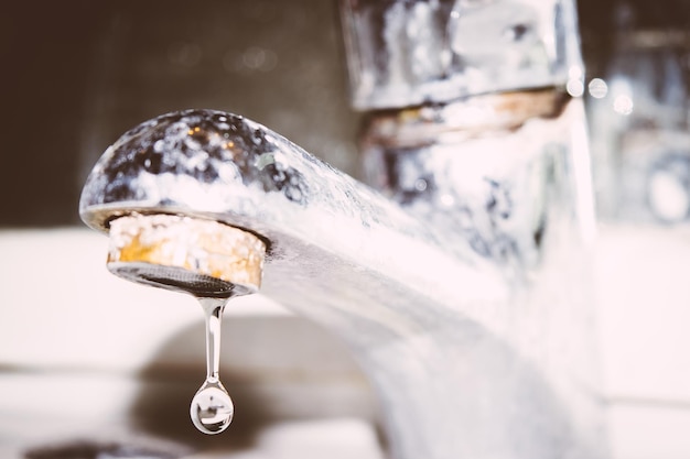 Nahaufnahme von Wasser, das aus dem Wasserhahn tropft