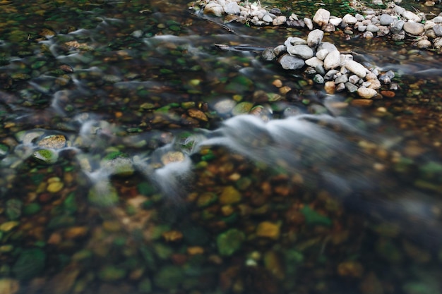 Foto nahaufnahme von wasser, das durch felsen fließt