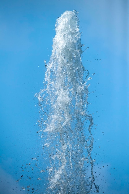 Nahaufnahme von Wasser, das gegen den blauen Himmel spritzt