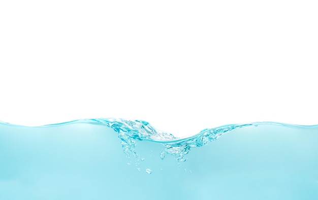 Nahaufnahme von Wasser, das gegen weißen Hintergrund spritzt