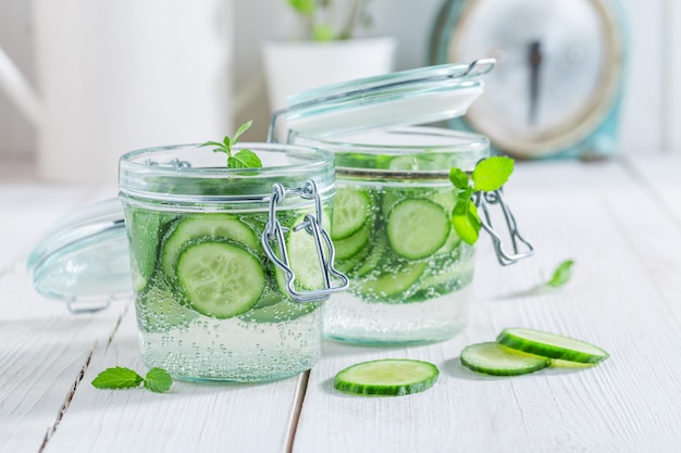 Nahaufnahme von Wasser im Glas mit Minze und frischer Gurke