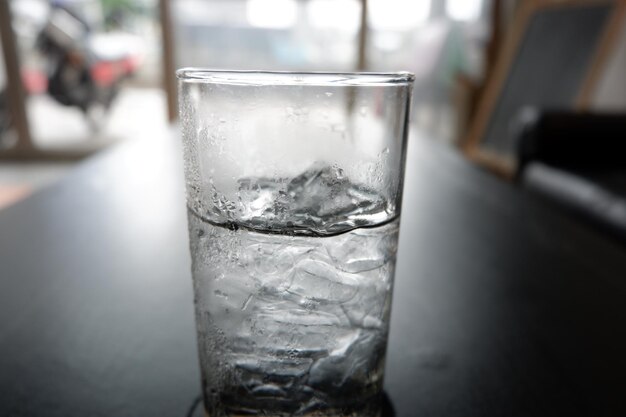 Nahaufnahme von Wasser in einem Glas auf dem Tisch