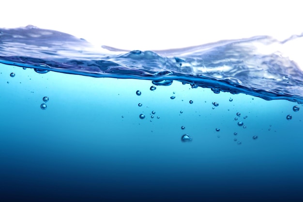 Nahaufnahme von Wasser vor weißem Hintergrund
