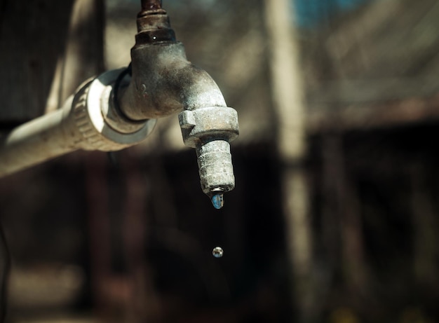 Foto nahaufnahme von wassertropfen am wasserhahn