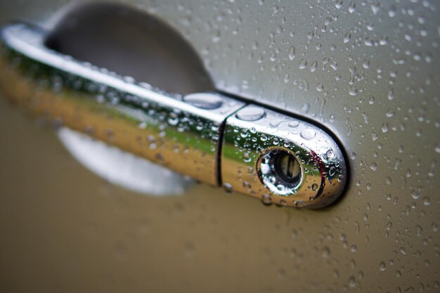 Foto nahaufnahme von wassertropfen auf autotüren