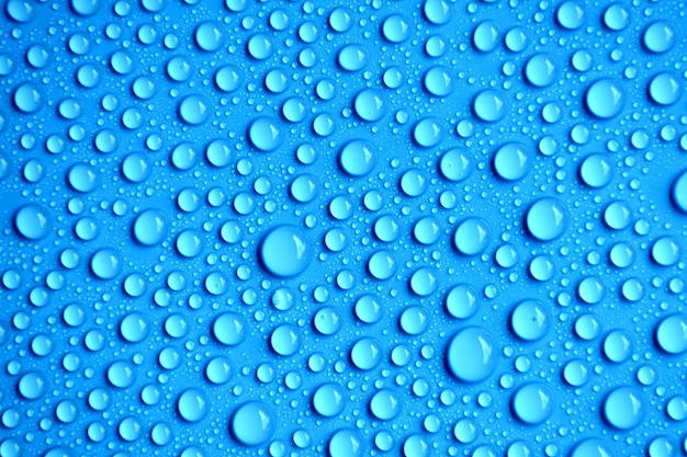 Nahaufnahme von Wassertropfen auf blauer Oberfläche