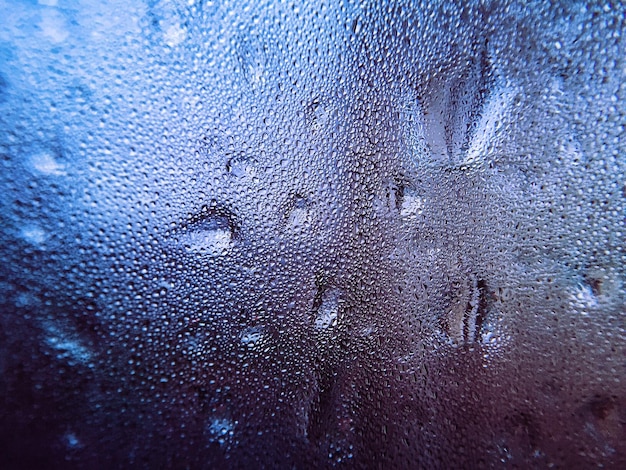 Nahaufnahme von Wassertropfen auf dem Fenster