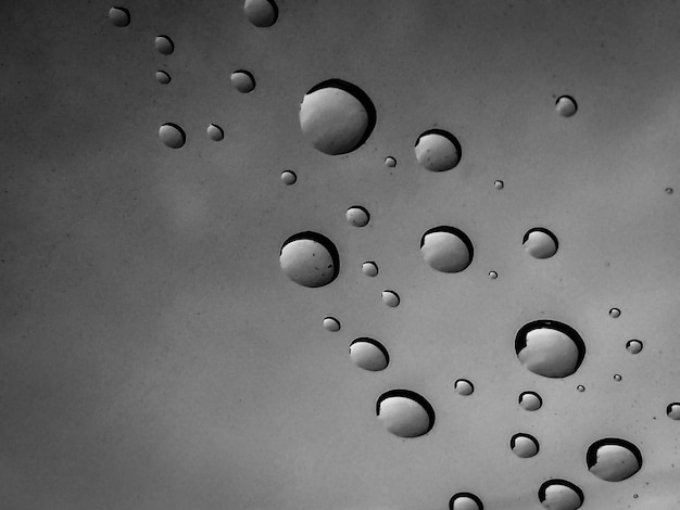Nahaufnahme von Wassertropfen auf der Oberfläche