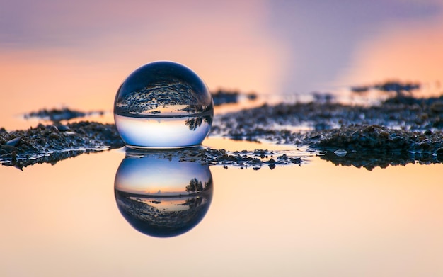 Foto nahaufnahme von wassertropfen auf glas gegen den himmel bei sonnenuntergang