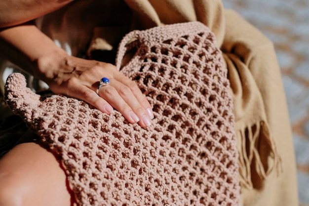 Foto nahaufnahme von weiblichen händen, die eine gewebte öko-totentasche halten