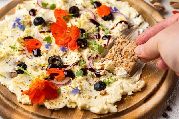 Foto nahaufnahme von weichbutter und kräutern auf einer holzplatte modisches essen