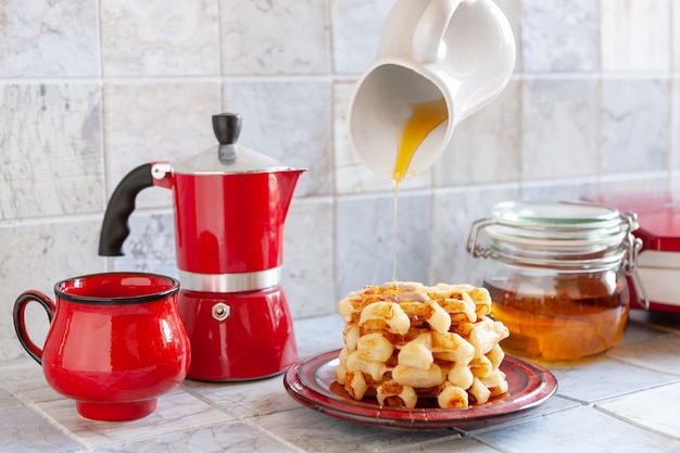 Nahaufnahme von weichen Wiener Waffeln auf dem Teller mit Hot Honey.