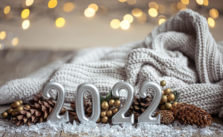 Foto nahaufnahme von weihnachtsdekorationen auf dem tisch