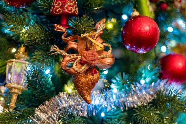 Nahaufnahme von Weihnachtsdekorationen, die am Baum hängen