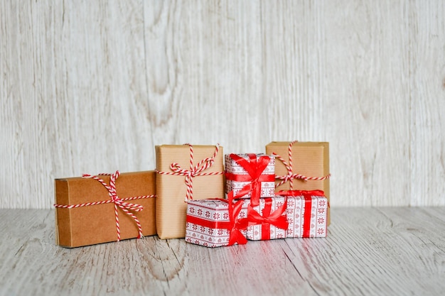 Nahaufnahme von Weihnachtsgeschenken auf dem Tisch
