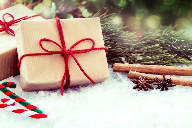 Nahaufnahme von Weihnachtsgeschenken auf Schnee