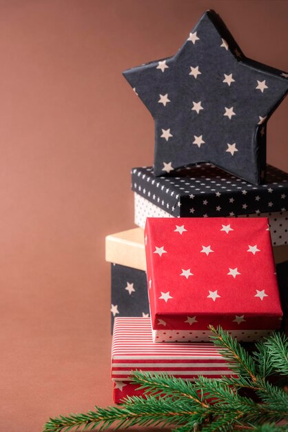 Nahaufnahme von Weihnachtsgeschenken in einer Schachtel