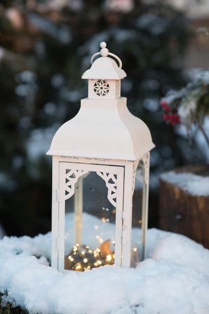 Nahaufnahme von Weihnachtslichtern im Winter