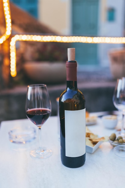 Nahaufnahme von Wein auf dem Tisch