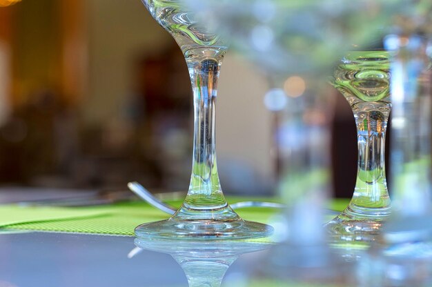 Nahaufnahme von Wein im Glas auf dem Tisch