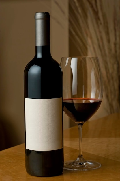 Nahaufnahme von Weinflasche und Glas auf dem Tisch