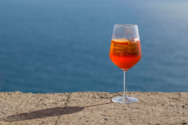 Nahaufnahme von Weinglas gegen das Meer