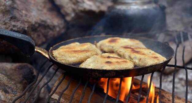 Foto nahaufnahme von weißem brot auf dem grill