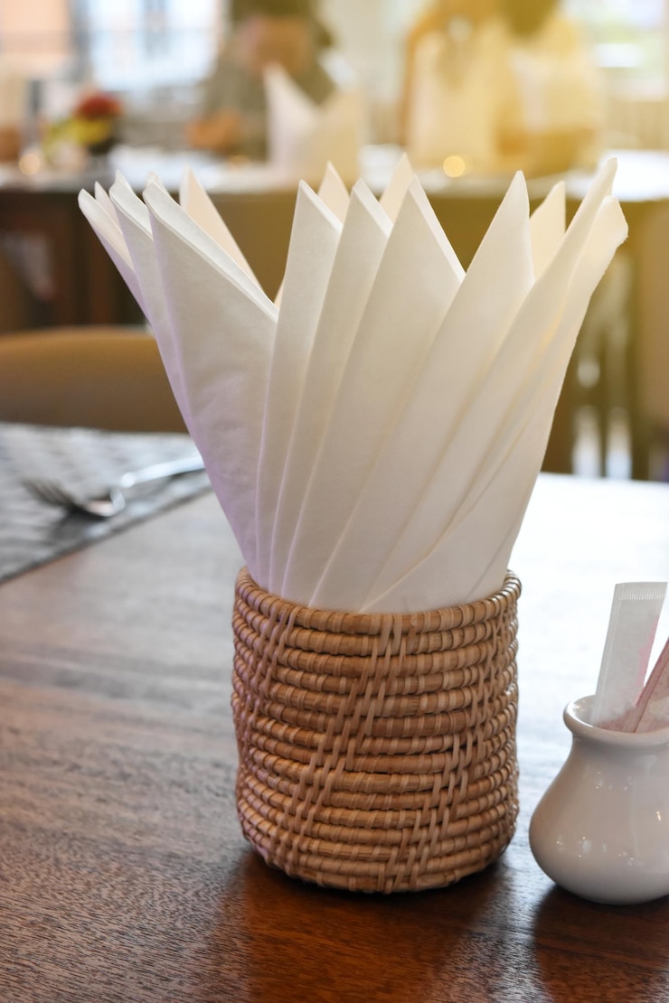 Foto nahaufnahme von weißem papier auf einem tisch im restaurant
