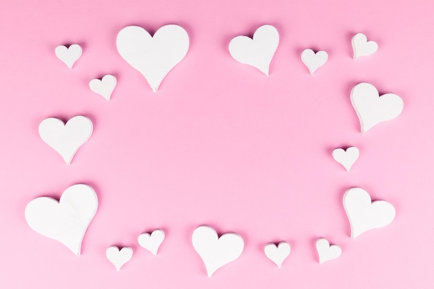 Nahaufnahme von weißen Herzformen auf rosa Hintergrund