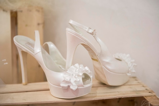 Foto nahaufnahme von weißen high heels auf dem tisch
