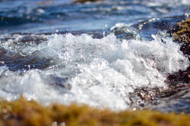 Nahaufnahme von Wellen, die im Meer spritzen