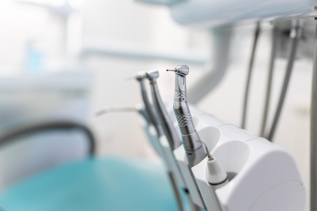 Nahaufnahme von Zahnbohrern in der Zahnarztpraxis Verschiedene zahnärztliche Instrumente und Werkzeuge in einer Zahnarztpraxis