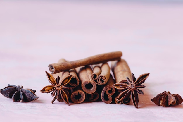 Nahaufnahme von Zimtstäbchen und Sternanis auf dem Tisch