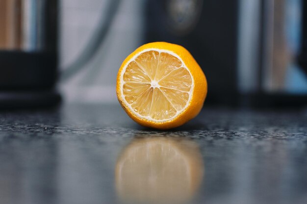 Foto nahaufnahme von zitrone auf dem tisch