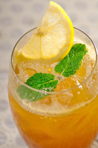 Nahaufnahme von Zitronenscheiben im Glas