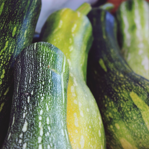 Nahaufnahme von Zucchini auf dem Tisch