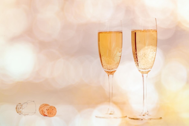 Nahaufnahme von zwei Champagnergläsern
