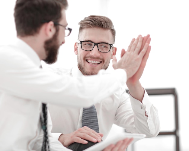 Foto nahaufnahme von zwei erfolgreichen mitarbeitern, die sich gegenseitig ein high five geben