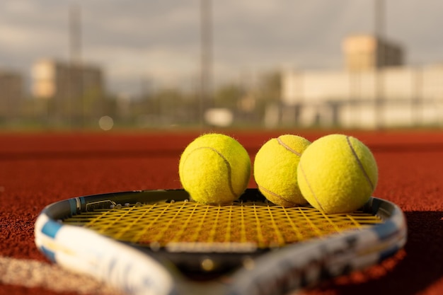 Nahaufnahme von zwei Tennisschlägern und Bällen auf dem Tennisplatz.