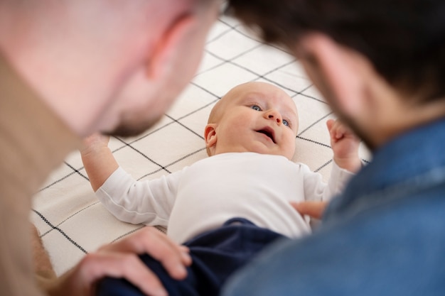 Foto nahaufnahme von zwei vätern und einem baby