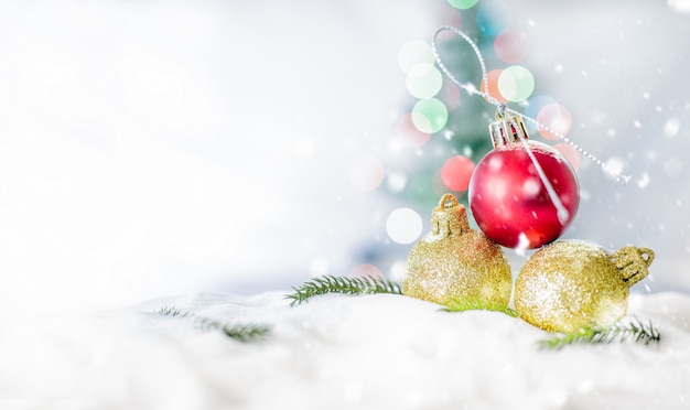 Nahaufnahme-Weihnachtsball mit bokeh Lichtern