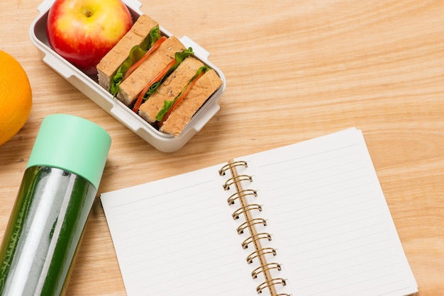 Nahaufnahme weiße Lunchbox am Arbeitsplatz des Schreibtisches, gesunde Ernährung, saubere Ernährungsgewohnheiten für Ernährung und Gesundheitskonzept