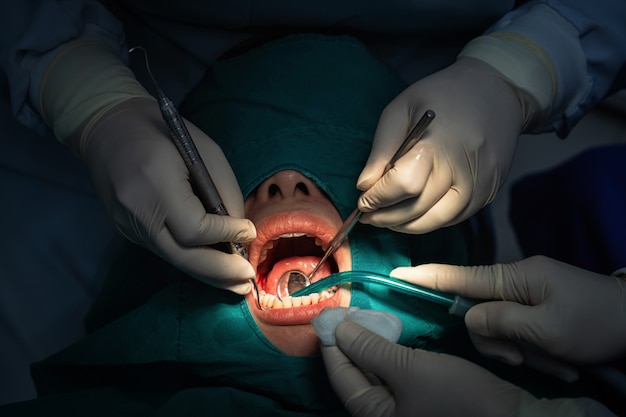 Nahaufnahme Zahnarzt und Assistent, die für die Prüfung und die Zähne säubern an der zahnmedizinischen Klinik funktionieren