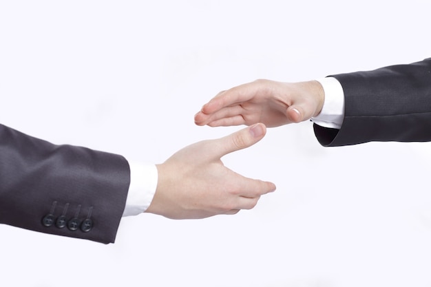 Nahaufnahme. Zwei Geschäftsleute, die ihre Hände für einen Handschlag ausstrecken. Konzept der Partnerschaft