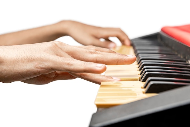 Foto nahaufnahmeansicht der menschlichen hand, die elektronische klaviertastatur spielt