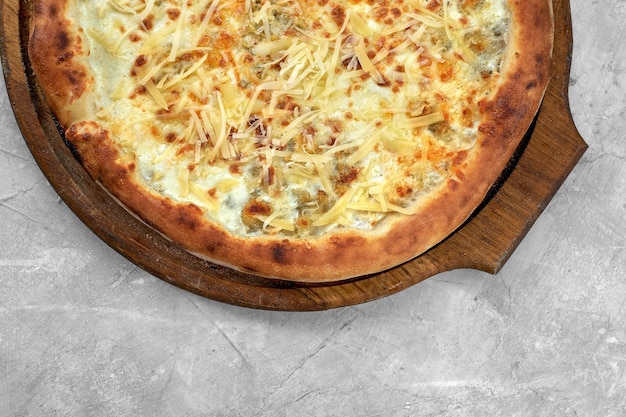 Nahaufnahmeansicht der Pizza mit vier Käse lokalisiert über Weiß.