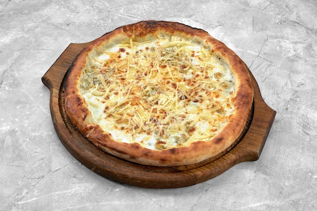 Nahaufnahmeansicht der Pizza mit vier Käsen getrennt über Weiß