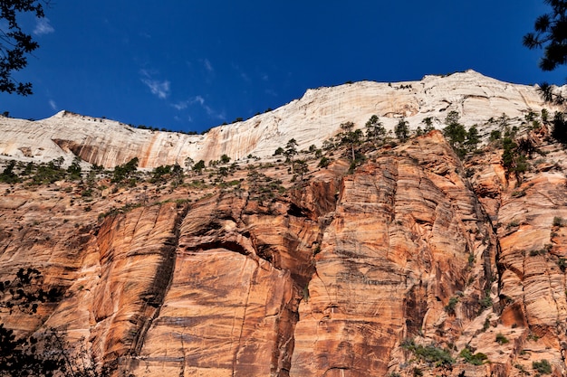 Nahaufnahmeansicht des Berges gegen einen blauen Himmel am Zion-Nationalpark in Utah