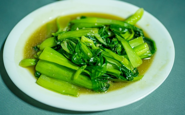 Nahaufnahmeansicht des chinesischen Teller-grünen Gemüses.