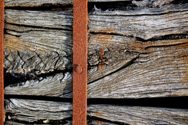 Nahaufnahmeansicht eines alten Stück Holzes eingewickelt mit einem rostigen Metall.